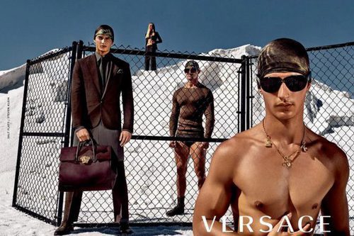 Modelos masculinos con traje para Versace primavera/verano 2016