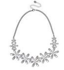 Collar plateado con flores brillantes de Claire's primavera/verano 2016