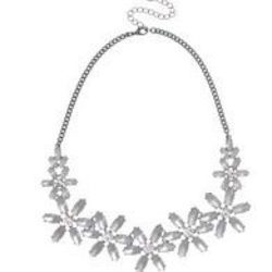 Collar plateado con flores brillantes de Claire's primavera/verano 2016