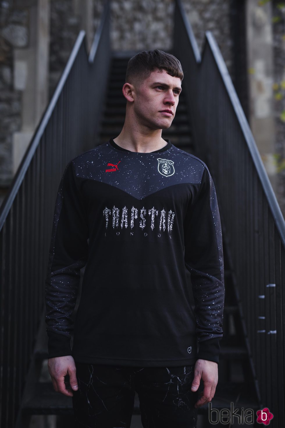 Modelo con camiseta portero de PUMA X Trapstar London