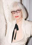 Liesbeth In't Hout con esmoquin blanco y camisa con lazo para la campaña 'The Dinner Party' de &Other Stories