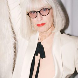 Liesbeth In't Hout con esmoquin blanco y camisa con lazo para la campaña 'The Dinner Party' de &Other Stories