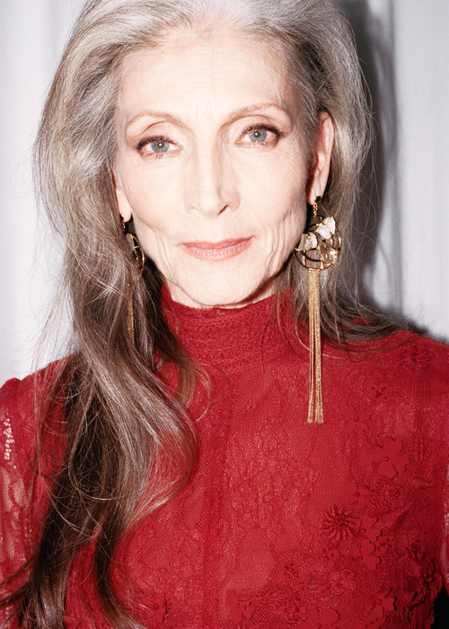 Eveline Hall con vestido rojo de encaje para la campaña 'The Dinner Party' de &Other Stories