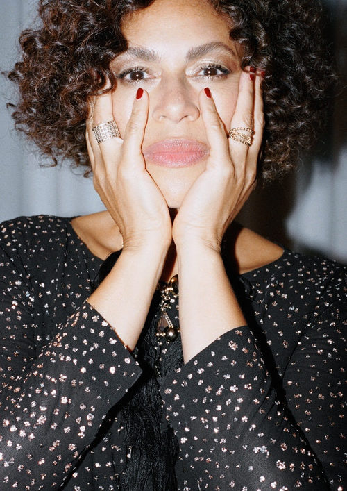 Vicktor Lazlo con minivestido negro y tachas para la campaña 'The Dinner Party' de &Other Stories