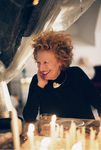 Harriet Calo con suetér negro de manga larga para la campaña 'The Dinner Party' de &Other Stories