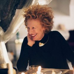 Harriet Calo con suetér negro de manga larga para la campaña 'The Dinner Party' de &Other Stories