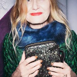 Helene Billgren con stola azul y bolso strass para 'The Dinner Party' de &Other Stories temporada otoño/invierno 2015