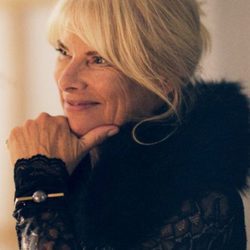 Bodil Schrewelius vestido encaje y cuello pelo negro para 'The Dinner Party' de &Other Stories