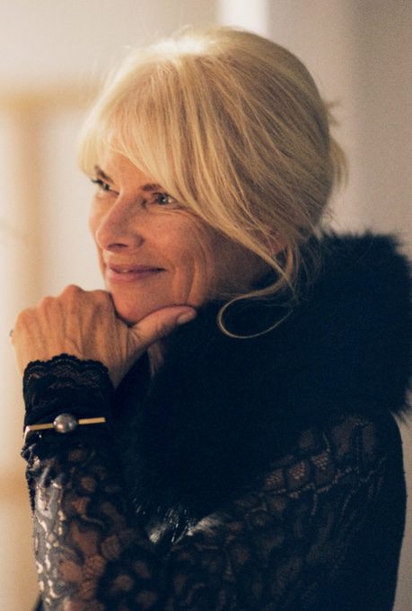Bodil Schrewelius vestido encaje y cuello pelo negro para 'The Dinner Party' de &Other Stories