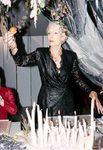 Cristina Morozzi con vestido negro de encaje con escote para 'The Dinner Party' de &Other Stories