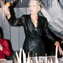 Cristina Morozzi con vestido negro de encaje con escote para 'The Dinner Party' de &Other Stories