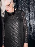Jans Possel con vestido de manga larga negro y tachas para 'The Dinner Party' de &Other Stories