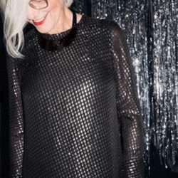 Jans Possel con vestido de manga larga negro y tachas para 'The Dinner Party' de &Other Stories
