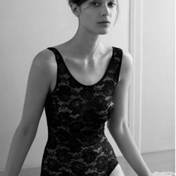 Bodie negro con encaje floral y transparencias de Oysho temporada otoño/invierno 2015