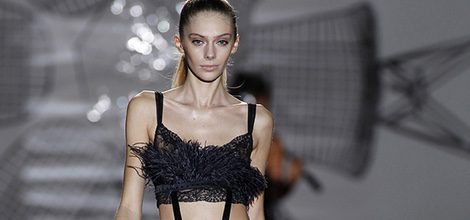Conjunto lencero negro con plumas naturales de Andrés Sarda AW 2015