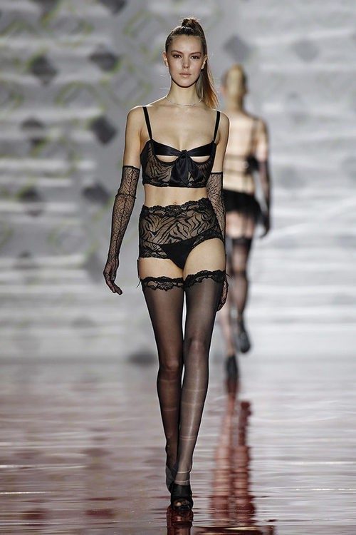 Conjunto lencero negro con transparencias y sujetador corsé de Andrés Sardà AW 2015