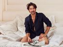 Tony Ward con camisa de pijama azul y calzón blanco para 'Hotel SS16' de Zara Home