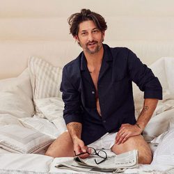 Tony Ward con camisa de pijama azul y calzón blanco para 'Hotel SS16' de Zara Home