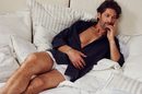 Tony Ward recostado en almohadones con camisa de pijama azul para 'Hotel SS16' de Zara Home
