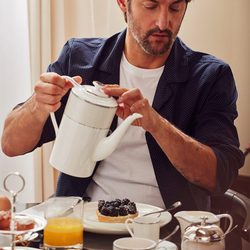 Tony Ward desayunando con menaje para 'Hotel SS16' de Zara Home