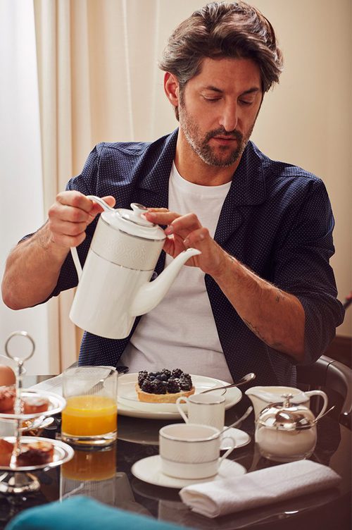 Tony Ward desayunando con menaje para 'Hotel SS16' de Zara Home