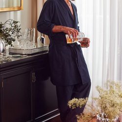 Tony Ward con albornoz y pantalón de pijama azul oscuro para 'Hotel SS16' de Zara Home