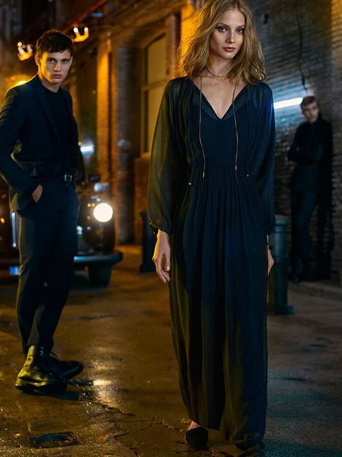 Modelo con mono largo negro de Massimo Dutti AW 2015