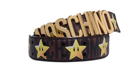 Cinturón marrón con logo y Starman de 'Super Moschino' AW 15