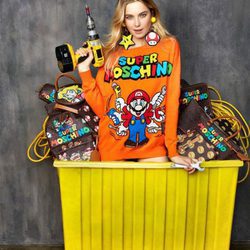 Modelo con sudadera naranja y dibujo Super Mario Bros de 'Super Moschino' para AW 15