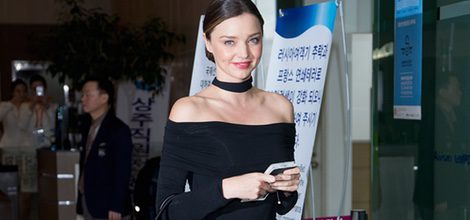 Miranda Kerr con bolso personalizado a su salida de Seul (Corea del Sur)