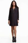 Vestido con cordones de la línea premamá de H&M para la temporada AW 2015