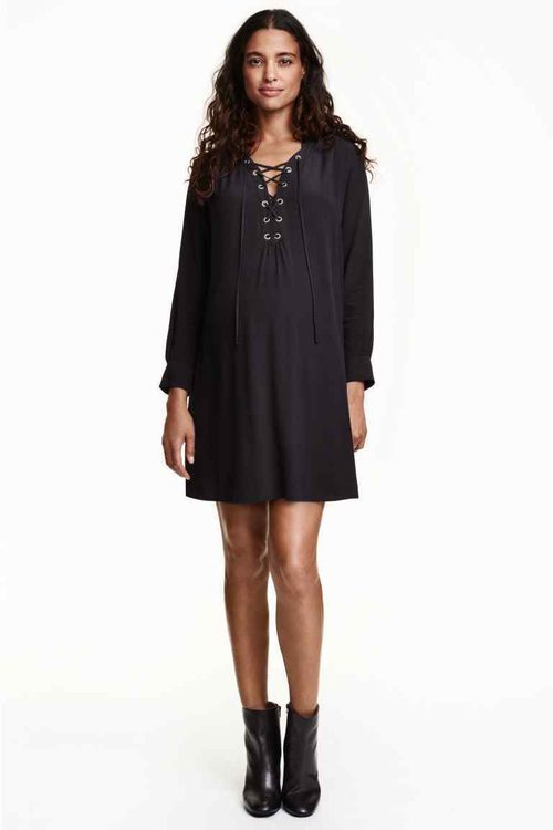 Vestido con cordones de la línea premamá de H&M para la temporada AW 2015