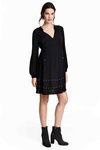 Vestido con remaches de la línea premamá de H&M para la temporada AW 2015