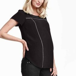 Blusa con remaches de la línea premamá de H&M para la temporada AW 2015