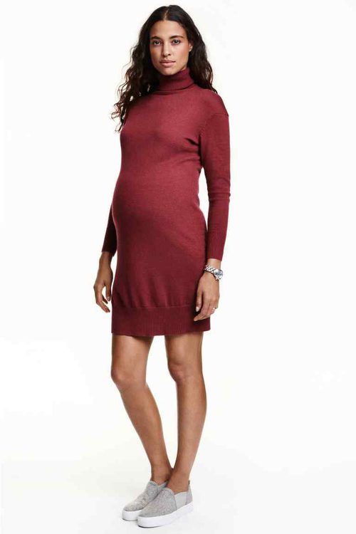 Jersey de cuello alto rojo de la línea premamá de H&M para la temporada AW 2015