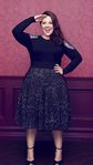 Melissa McCarthy con suéter con detalle en el hombro y falda para 'Seven7'