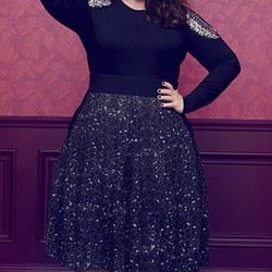 Melissa McCarthy con suéter con detalle en el hombro y falda para 'Seven7' 