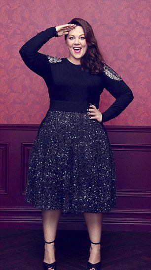 Melissa McCarthy con suéter con detalle en el hombro y falda para 'Seven7' 