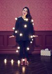 Melissa McCarthy con blusa con detalle en el hombro y luces para 'Seven7'