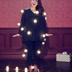 Melissa McCarthy con blusa con detalle en el hombro y luces para 'Seven7'