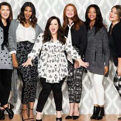Melissa McCarthy con modelos y blusa satén para 'Seven7'