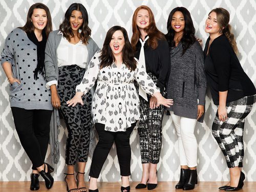 Melissa McCarthy con modelos y blusa satén para 'Seven7'