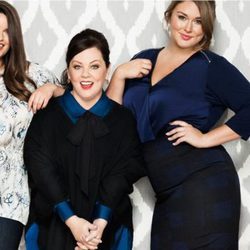 Melissa McCarthy con modelos y vestido camisero para 'Seven7'