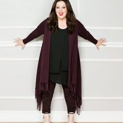 Melissa McCarthy con chaqueta fina granate y leggins en pint animal para 'Seven7'