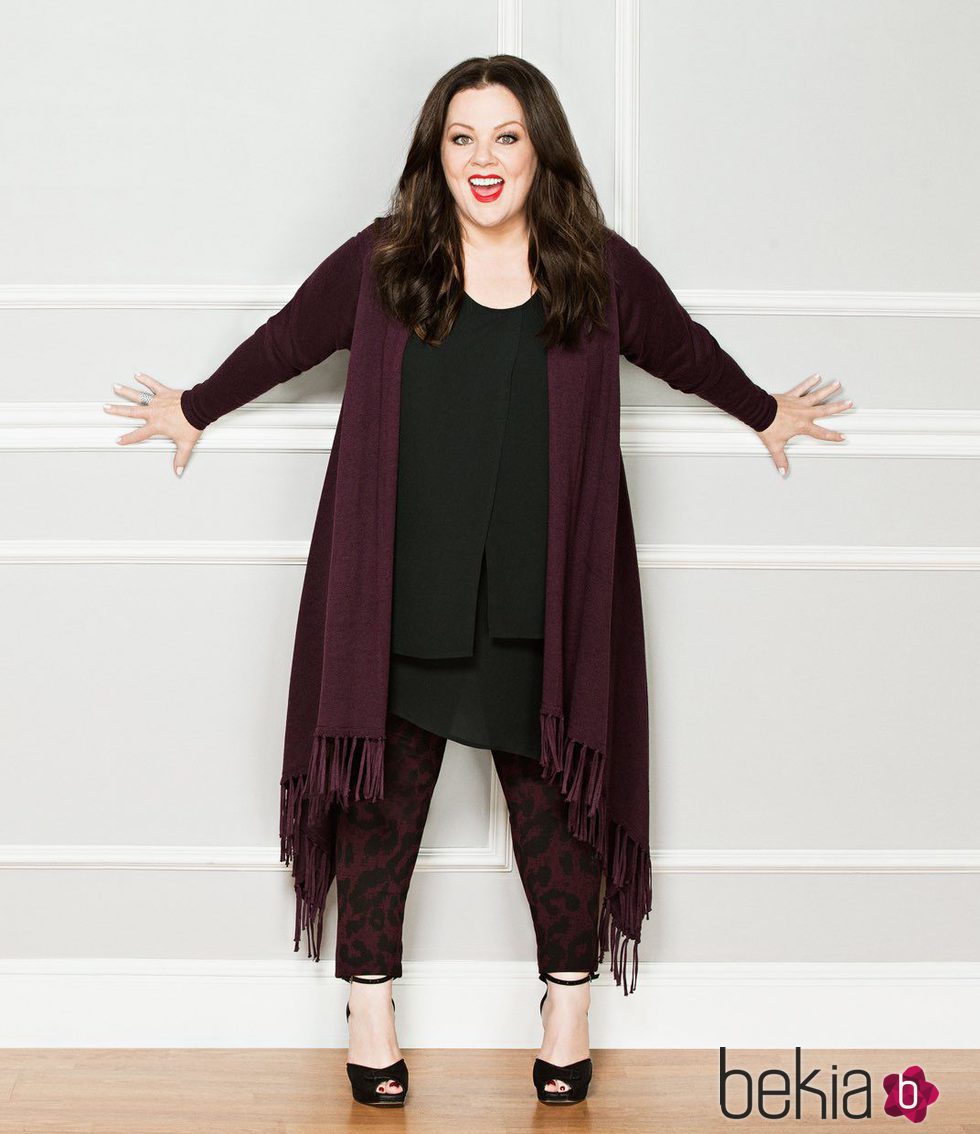 Melissa McCarthy con chaqueta fina granate y leggins en pint animal para 'Seven7'