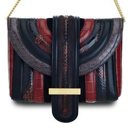 Clutch piel becerro, pitón y cocodrilo en rojo y marrón de Salvatore Ferragamo temporada invierno 2015