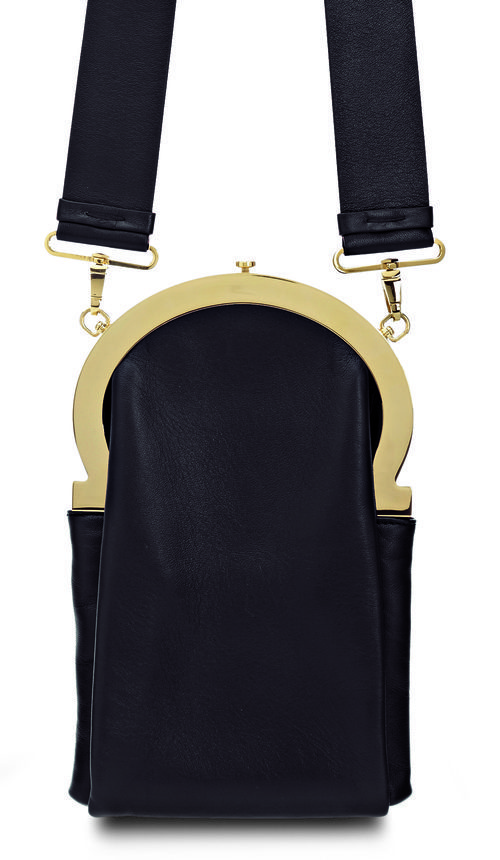 Clutch monedero negro en cuero de napa de Salvatore Ferragamo temporada invierno 2015