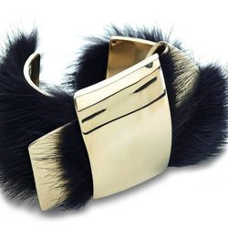 Pulsera brazalete con piel de becerro de Salvatore Ferragamo temporada invierno 2015