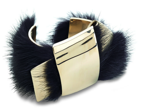 Pulsera brazalete con piel de becerro de Salvatore Ferragamo temporada invierno 2015