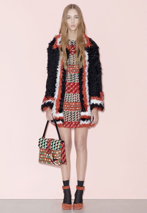 Vestido mini con estampado retro y abrigo de visón para la línea Pre-Fall 2016 de Valentino